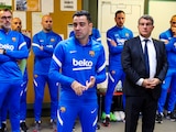 Xavi dirige unas palabras a los jugadores del Barcelona.