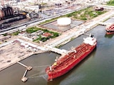 MANCHA que se observa en la refinería de la petrolera, a un costado del río Pánuco, el sábado