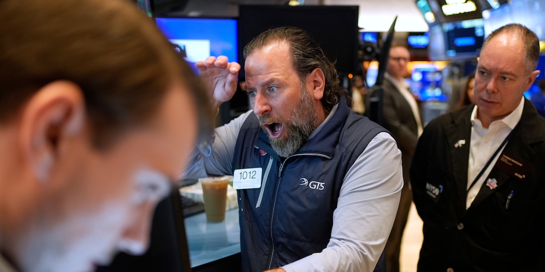 Mike Pistillo Jr., en el centro, trabaja con otros operadores en el piso de la Bolsa de Valores de Nueva York, el jueves 3 de abril de 2025.