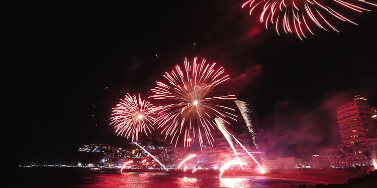 Los fuegos artificiales desde el puerto.