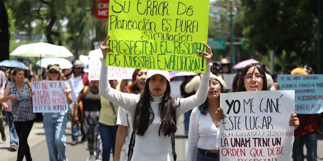 Aspirantes aceptados de la UNAM protestan para exigir respeto a sus resultados.