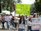 Aspirantes aceptados de la UNAM protestan para exigir respeto a sus resultados.
