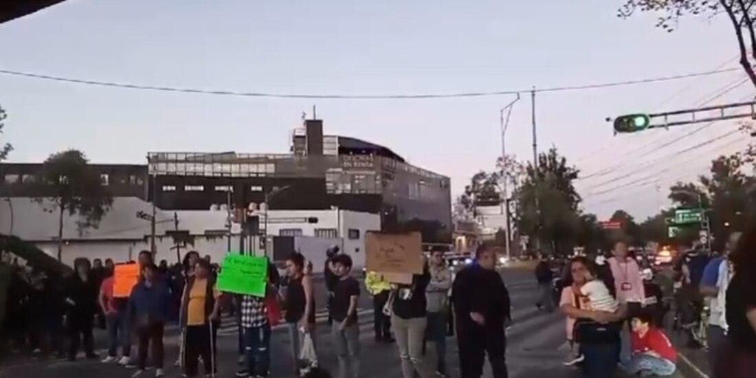 Manifestantes cierran la Avenida Insurgentes Norte por falta de agua.