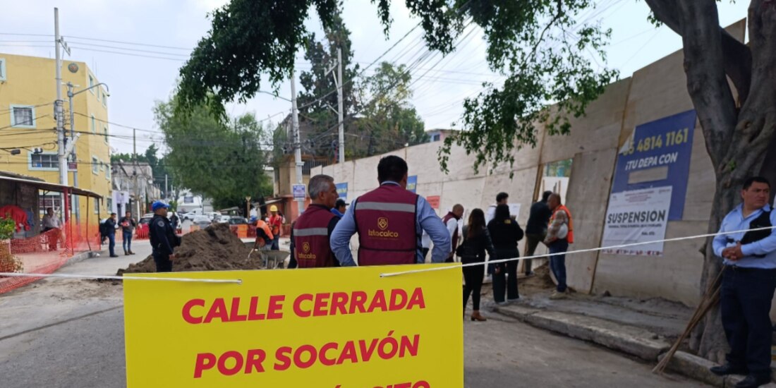 La alcaldesa de Iztacalco, Lourdes Paz, encabezó un recorrido ayer en el predio Vainilla 234, donde la empresa Grupo UBK Inmobiliaria S.A. de C.V. causó un socavón el pasado 3 de junio.