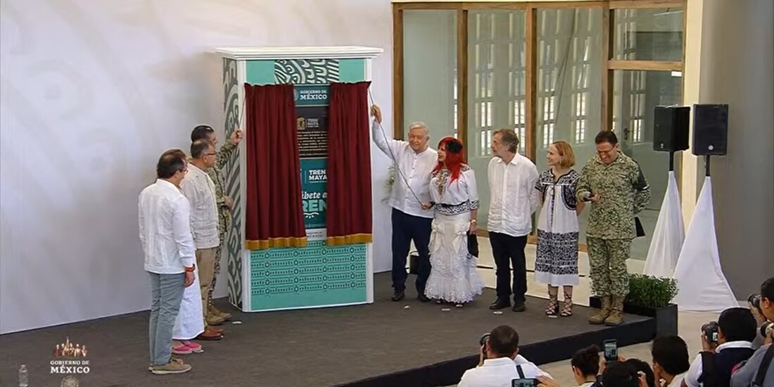 Develación de placa conmemorativa.