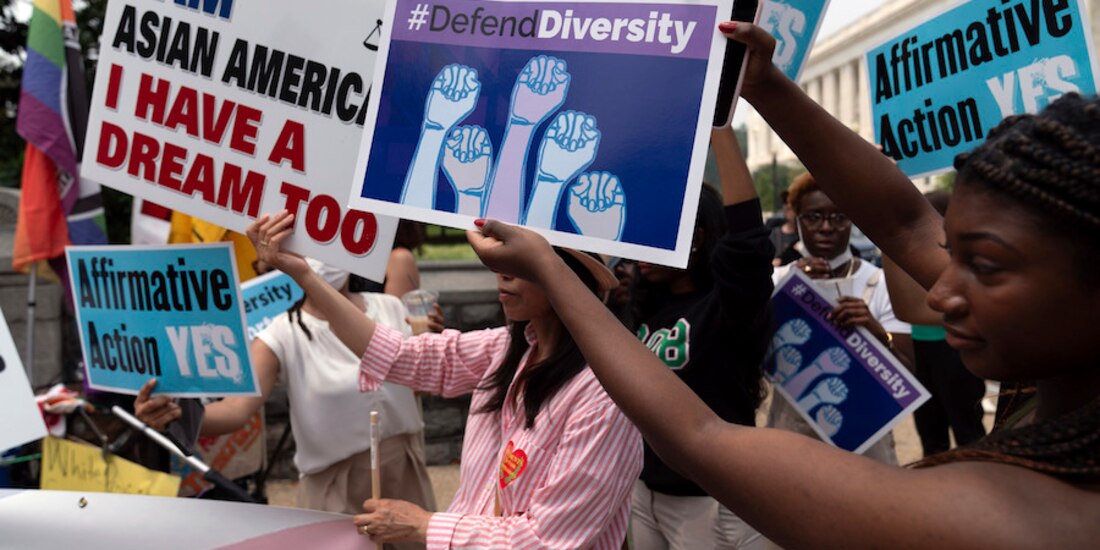 Con pancartas, jóvenes protestan contra la medida que le cierra las puertas a las minorías, ayer.