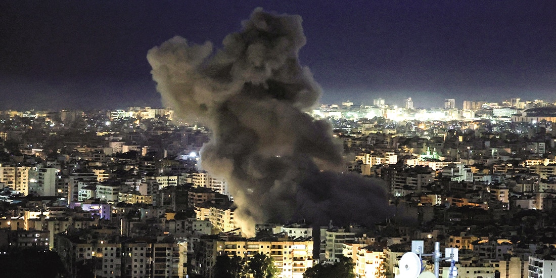 El humo se eleva después de los ataques en los suburbios del sur de Beirut, tras una escalada entre Hezbolá e Israel, ayer.