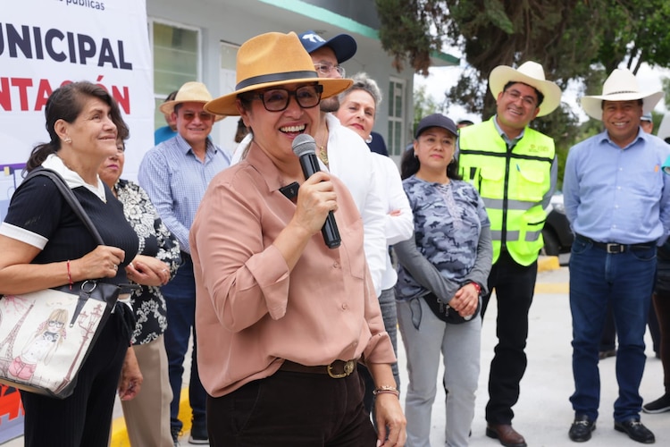 Azucena Cisneros rehabilita la avenida Verdines, en Ecatepec.
