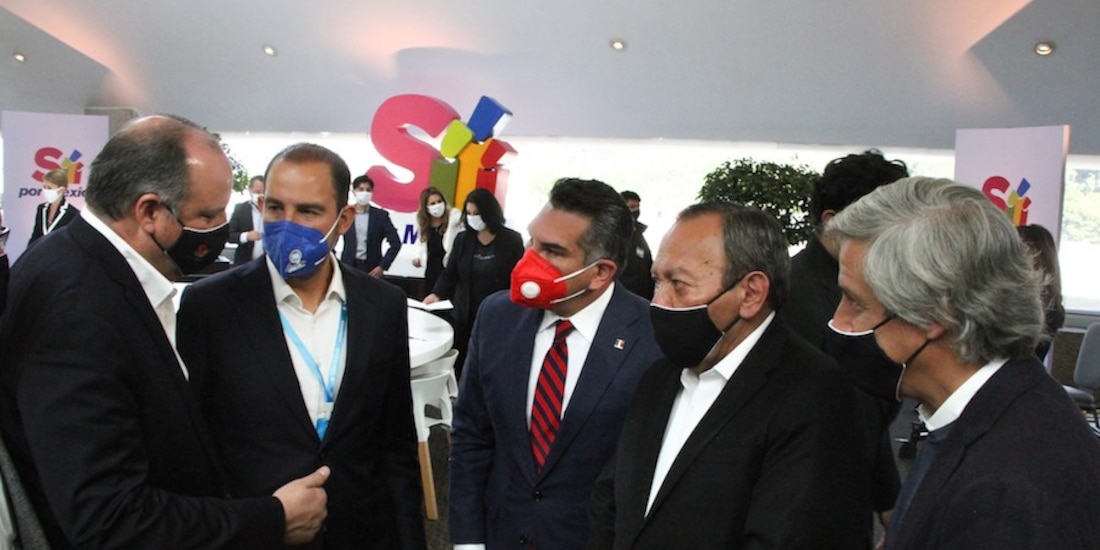 Los dirigentes del PAN (cubrebocas azul) y del PRD (der.), al presentar plataforma Sí por México, en noviembre pasado.