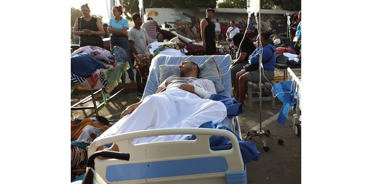 Pacientes evacuados afuera de un hospital en Catia La Mar, La Guaira, ayer.
