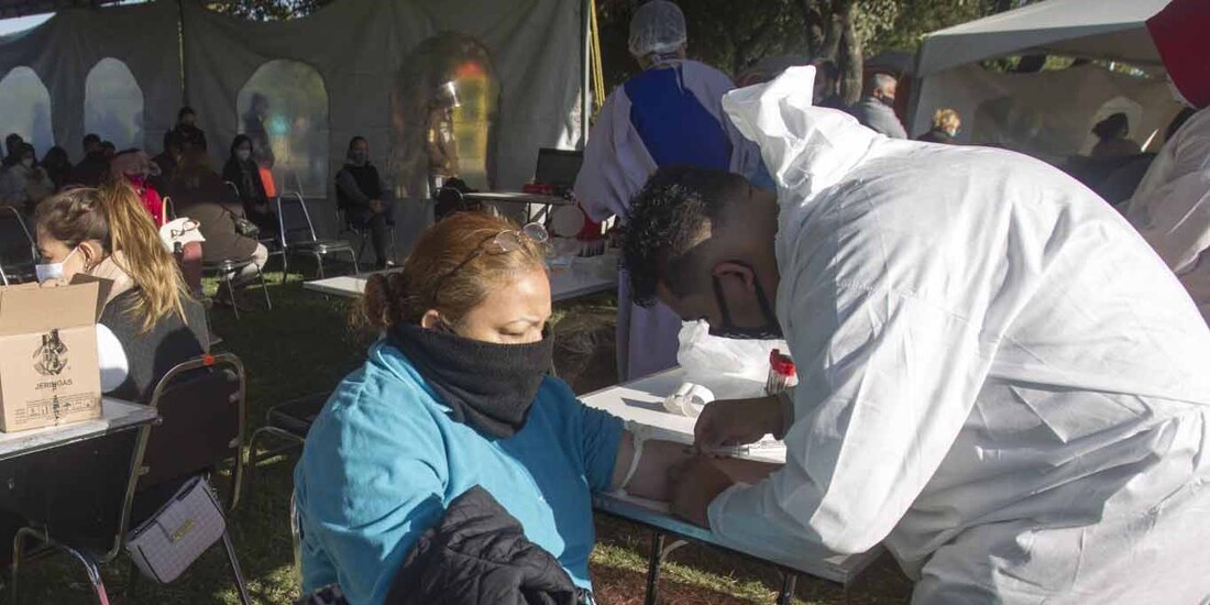 Pacientes sospechosos de COVID-19 se realizan pruebas serológicas.