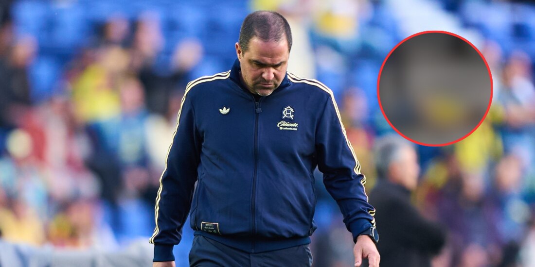 André Jardine cabizbajo antes de iniciar el América vs Monterrey.