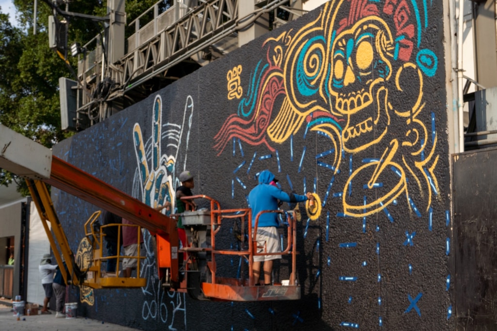 Así instalan escenarios del Vive Latino 2026, que tendrán alta tecnología.