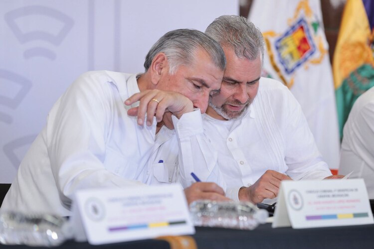 El secretario de Gobernación y el gobernador de Michoacán durante la reunión que sostuvieron. 