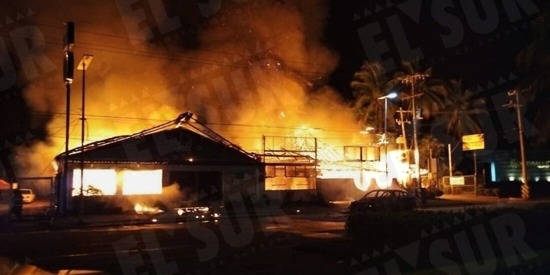 Cuerpos de emergencia acudieron al lugar para sofocar las llamas.