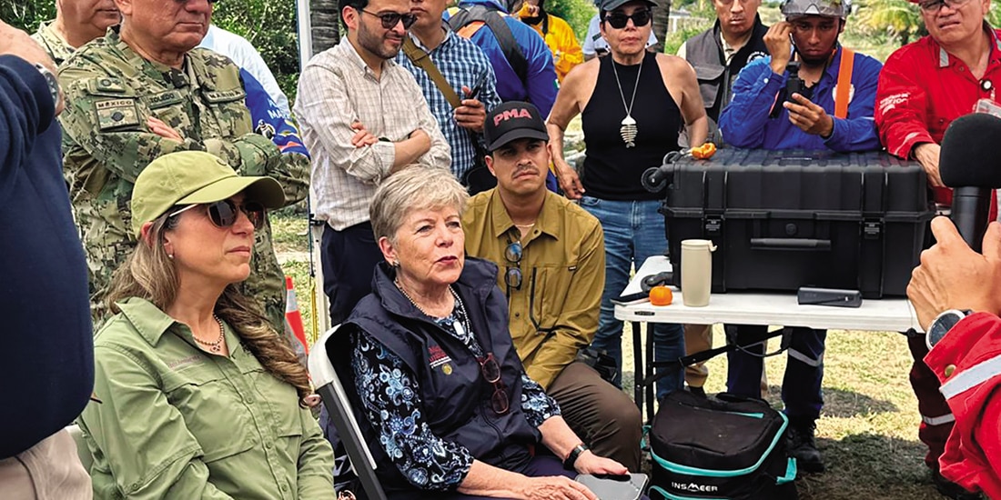 La titular de Semarnat, Alicia Bárcena (c.), ayer, en su recorrido por Veracruz.