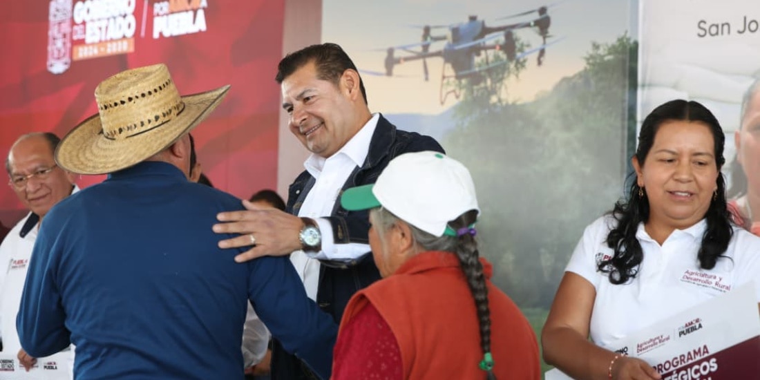 Alejandro Armenta entrega obra comunitaria y apoyos al campo en San José Chiapa.