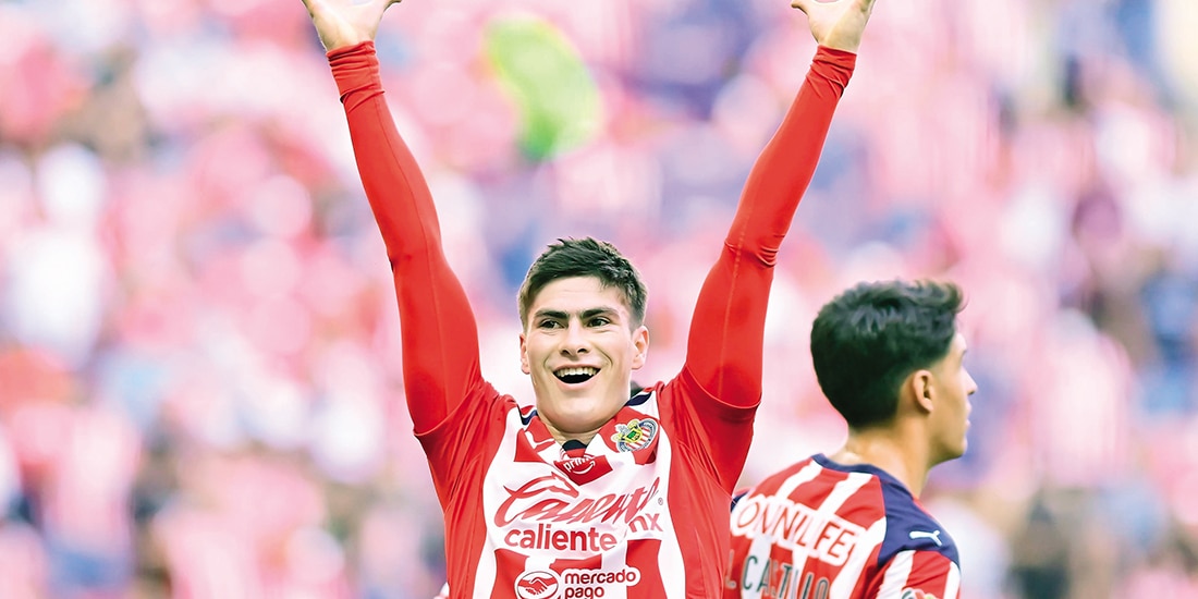 Armando González, celebra su doblete con Chivas el fin de semana.