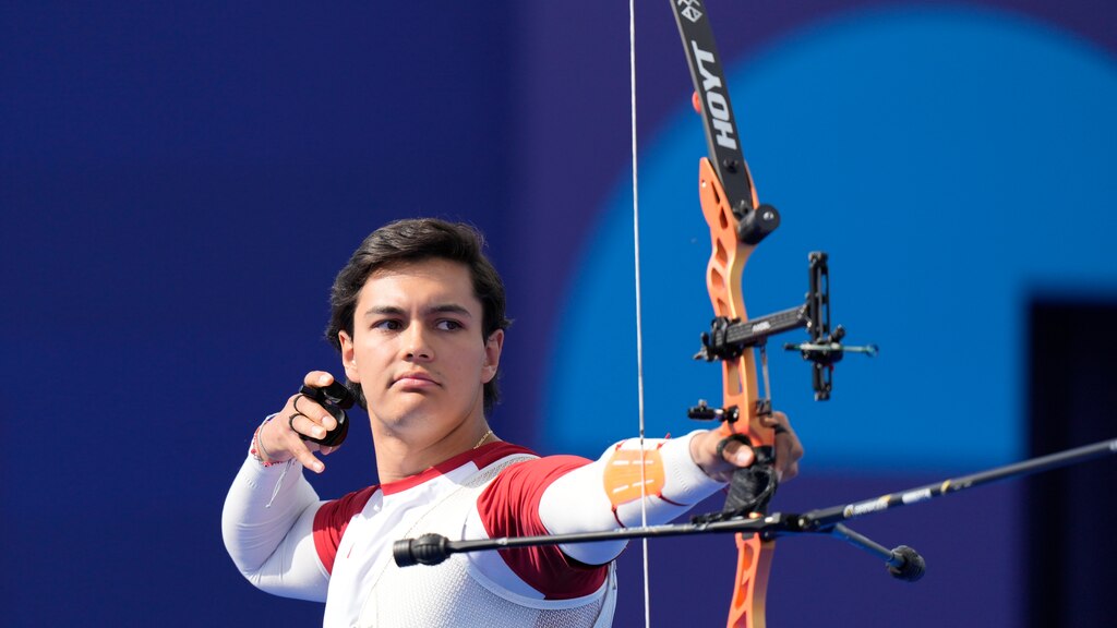 Matías Grande en actividad, ayer, en la Explanda de los Inválidos.
