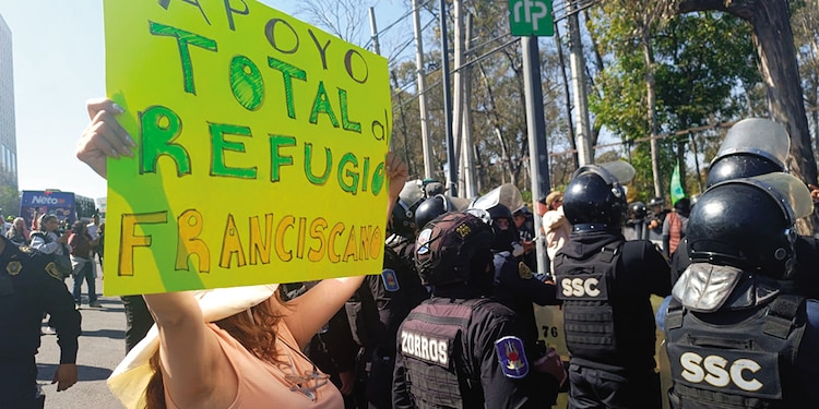 Una mujer protesta en contra del operativo