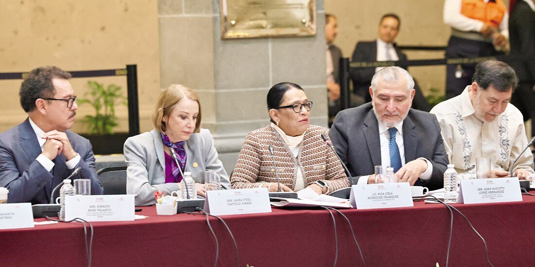 De izq. a der.: Ignacio Mier, Laura Itzel Castillo, la secretaria Rosa Icela Rodríguez, Adán Augusto López y Gerardo Fernández Noroña, ayer, en la plenaria de Morena.
