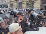 Integrantes de la CNTE se enfrentan con policías al intentar ingresar al Zócalo.