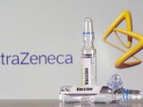 Un tubo de ensayo etiquetado con la vacuna delante del logo de AstraZeneca en una ilustración tomada el 9 de septiembre de 2020.