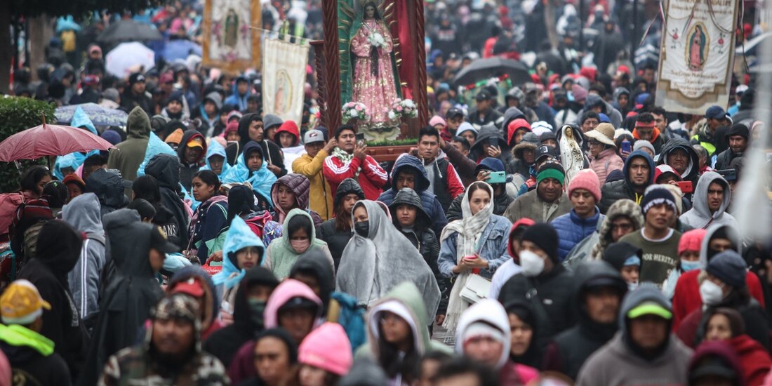 Cientos de feligreses arriban en caravana a las inmediaciones de la Basílica Guadalupana para con el fin de celebrar el cumpleaños y cantarle las mañanitas a la “morenita” Virgen de Guadalupe esta madrugada del 12 de diciembre. FOTO: ANDREA MURCIA /CUARTOSCURO.COM