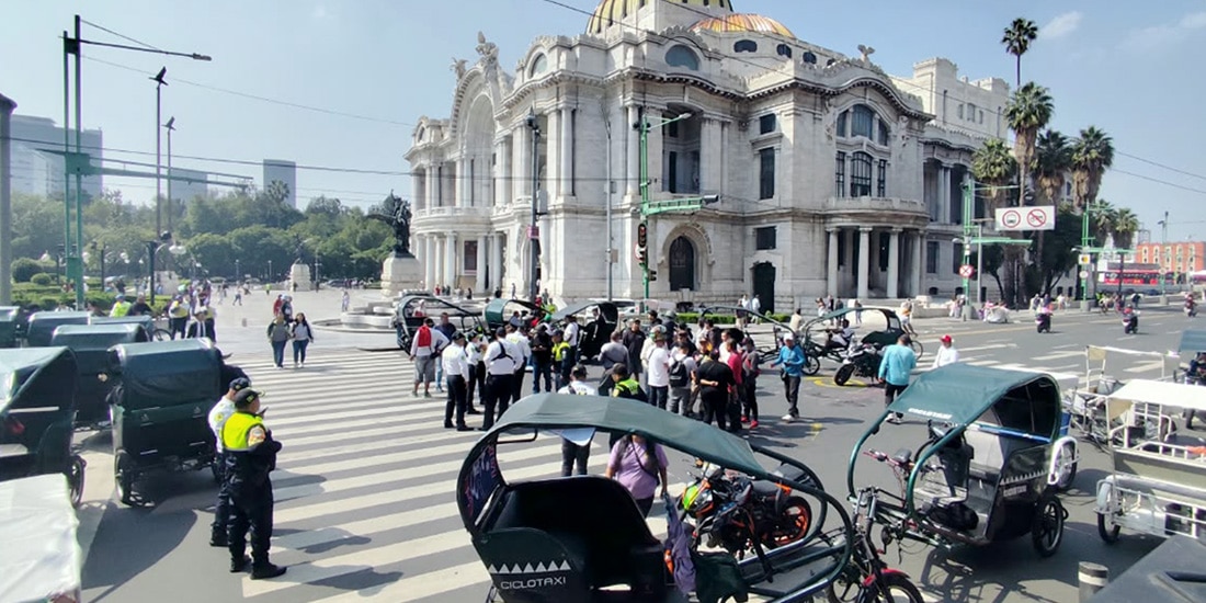 Ciclotaxistas bloquean con sus unidades Eje Central, Avenida Juárez y Avenida Hidalgo, ayer.