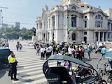 Ciclotaxistas bloquean con sus unidades Eje Central, Avenida Juárez y Avenida Hidalgo, ayer.
