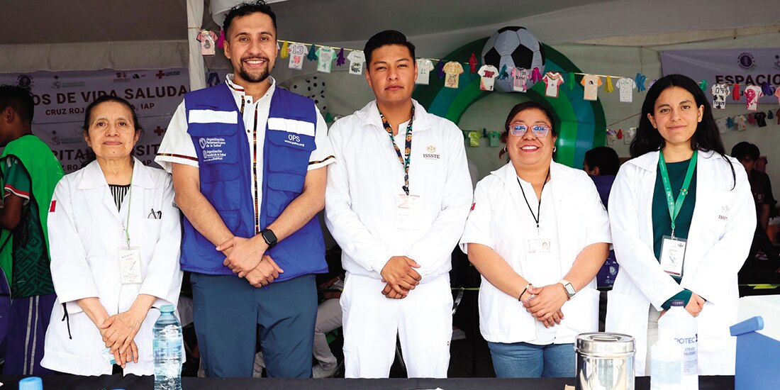 Personal de la OPS y del ISSSTE vacunaron contra el sarampión a personas vulnerables en la CDMX el 28 de julio.