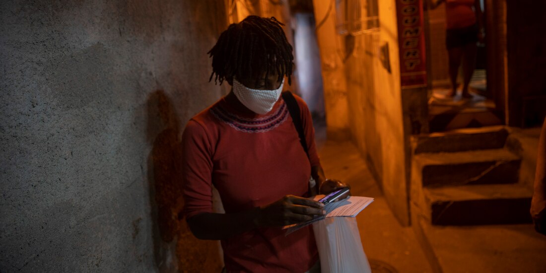 Una persona con cubrebocas para protegerse del coronavirus en la favela Turano en Río de Janeiro, Brasil, el 19 de junio de 2020.