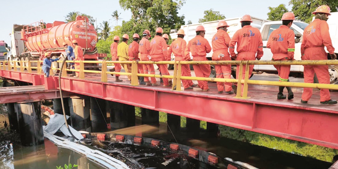 En Paraíso, Tabasco, trabajan en zonas afectadas por el crudo en el Río Seco y áreas cercanas a la Refinería Olmeca.