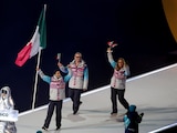 Donovan Carrillo lleva la bandera de México en la inauguración de los Juegos Olímpicos de Invierno Milano-Cortina 2026.