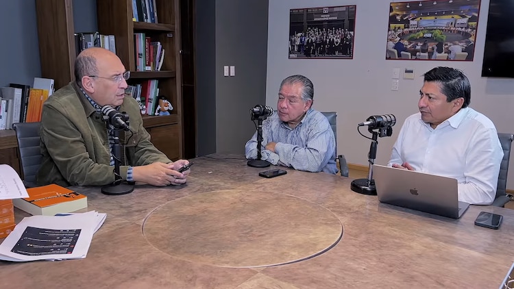 Rubén Moreira con sus invitados en el programa.