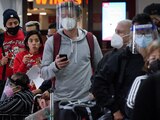 Se registran largas filas en la Terminal 1 del AICM durante el semáforo rojo epidemiológico por COVID-19.