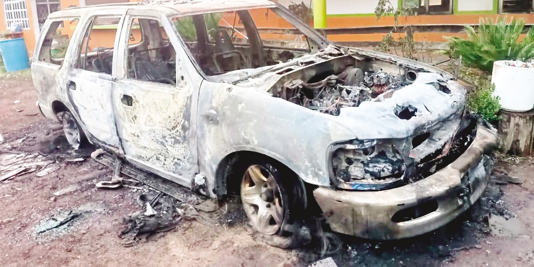 El principal vehículo en el que se transportaba el candidato de Morena a Jilotepec quedó totalmente calcinado, ayer.