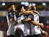 Emanuel Gularte festeja con sus compañeros del Querétaro su gol sobre el Toluca, el primero del Torneo Clausura 2024 de la Liga MX.