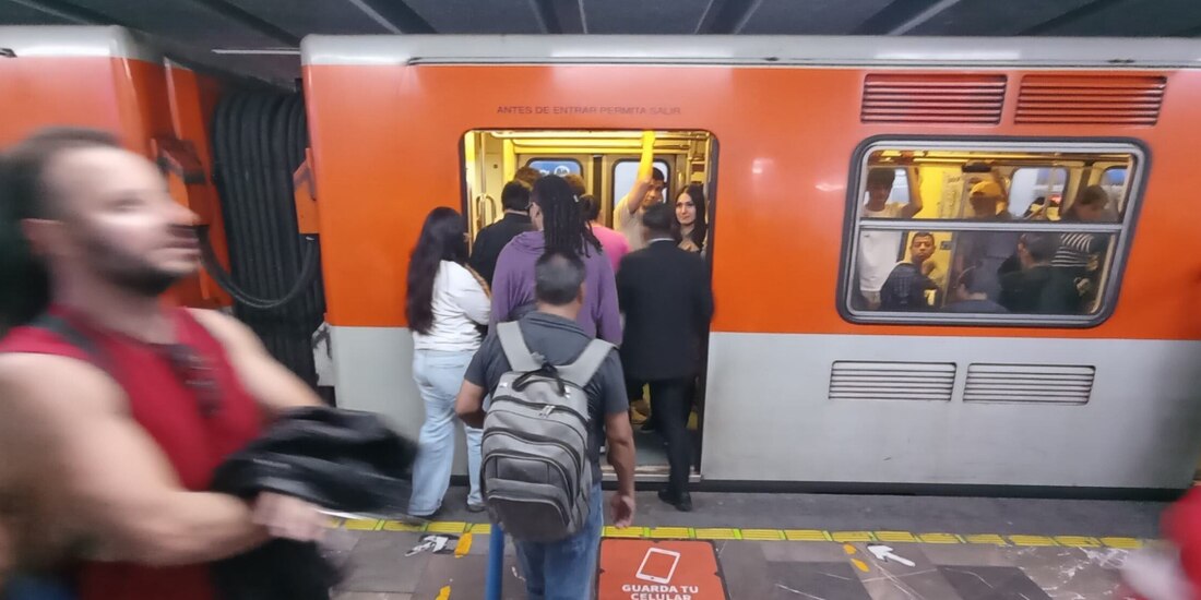 Usuarios del Metro abordan un convoy, ayer, en la Línea 2.