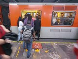 Usuarios del Metro abordan un convoy, ayer, en la Línea 2.