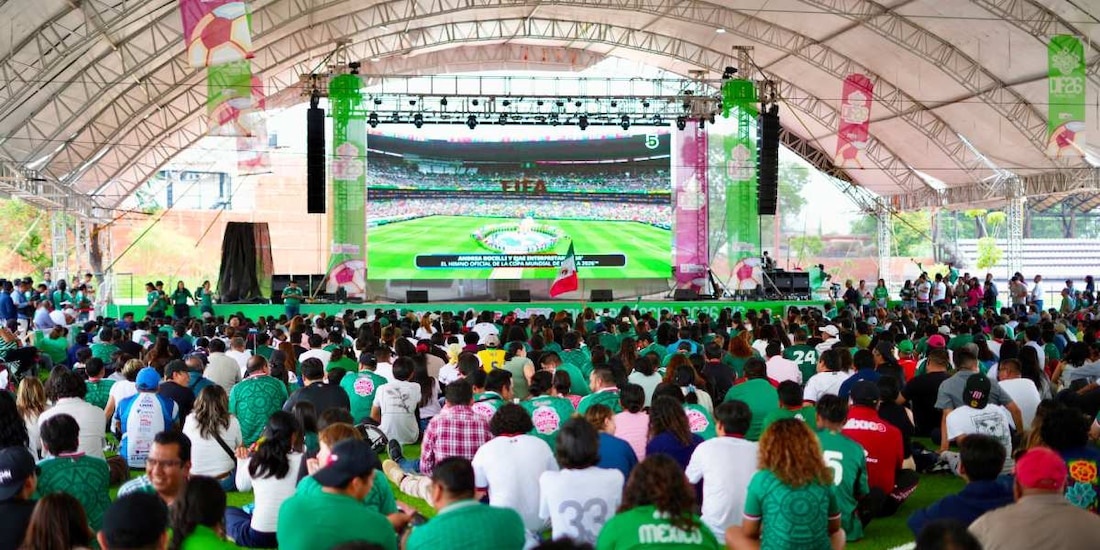 Pasión mundialista en Oaxaca: miles vibran con la victoria de México en pantalla gigante.
