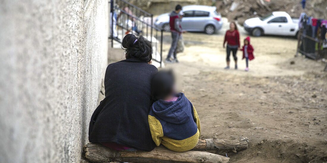 Madres migrantes y sus hijos esperan en un albergue de Tijuana, respuesta de EU a su solicitud de ingreso.