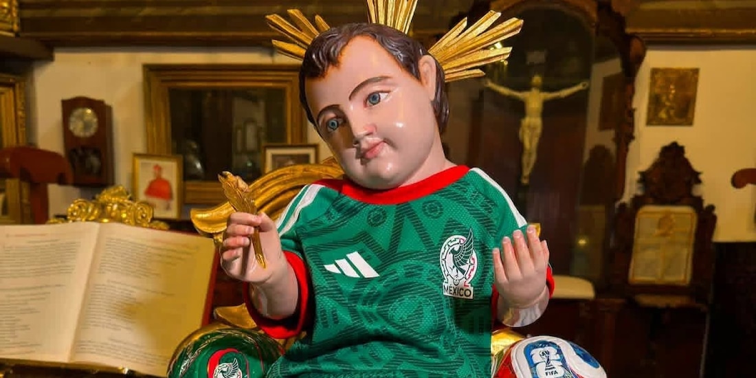 El Niño Dios fue vestido con el uniforme que utilizará la Selección Mexicana frente a Corea del Sur como parte de una tradición que comenzó en el Mundial de 1970.