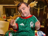 El Niño Dios fue vestido con el uniforme que utilizará la Selección Mexicana frente a Corea del Sur como parte de una tradición que comenzó en el Mundial de 1970.