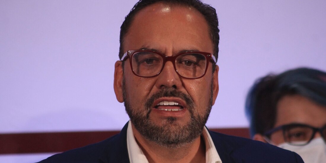 Juan Carlos Loera de la Rosa, exdelegado del Bienestar en Chihuahua, fue acusado de desviar recursos del programa de adultos mayores.