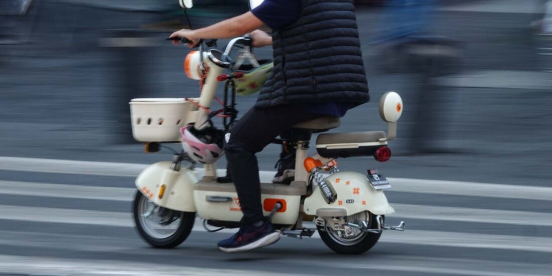 Aseguran bicicletas eléctricas en locales del centro de Ciudad de México.