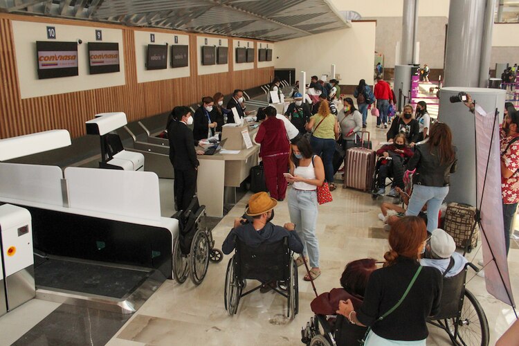 Personas con discapacidad se vieron afectadas luego de que los elevadores de la nueva terminal aérea aún no funcionaban.