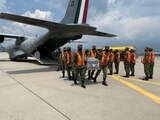 Los restos de los fallecidos en Texas arribaron ayer al Aeropuerto de Toluca.