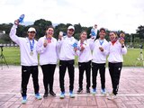 Atletas de tiro con arco celebran su triunfo, ayer, con sus medallas.