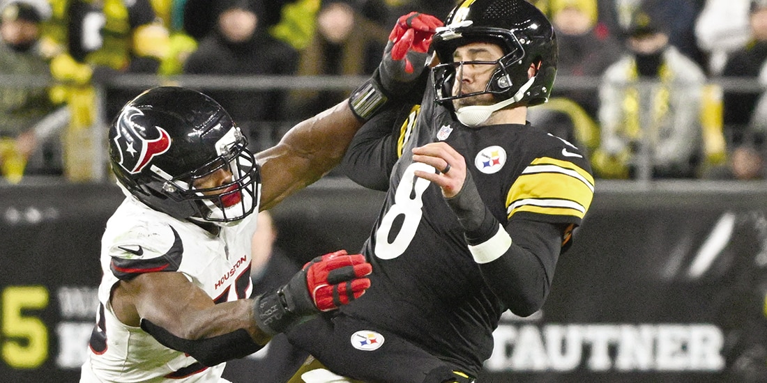 Aaron Rodgers pierde la posición del balón al ser tackleado por Danielle Hunter, anoche.